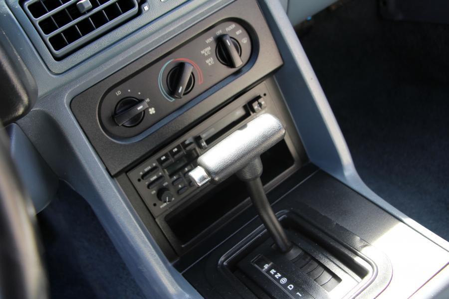 Детали интерьера Ford Mustang Convertible 25th Anniversary Edition 1990 года  (фото 6 из 14)